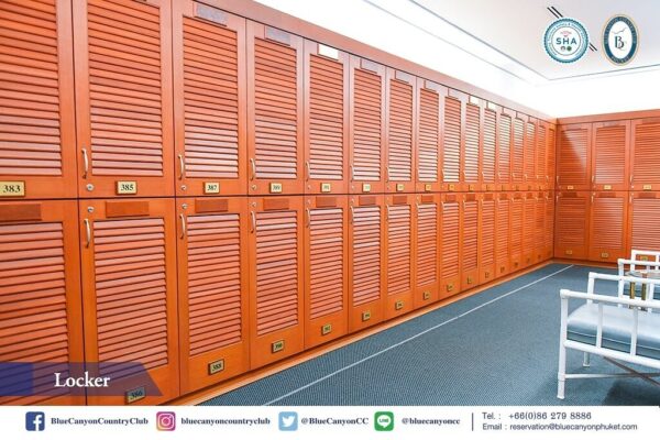 Orange locker-opbevaringsrum i Lakes Course omklædningsrummet på Blue Canyon Country Club