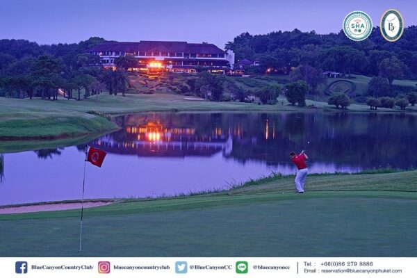 Mand spiller golf under solnedgang på Blue Canyon Country Club Lakes Course