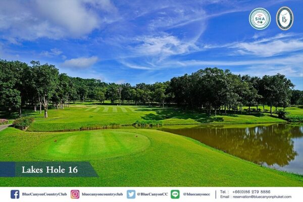 Blue Canyon Country Clubs Lakes Course, hul 16: Med fantastiske naturlandskaber, klar, rolig udsigt over søen og velholdte frodige greens.