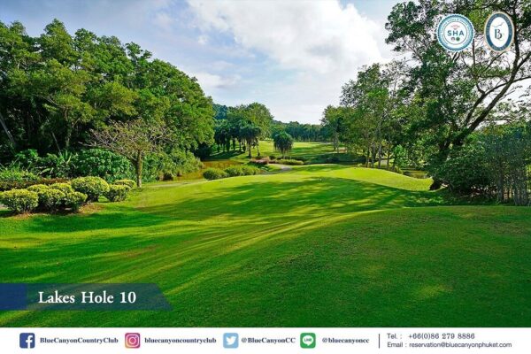 Blue Canyon Country Club Lake Hole 10 Golf Course - Få info om luksus golfbane beliggende ved sø, fordelagtige greenfee priser og booking.