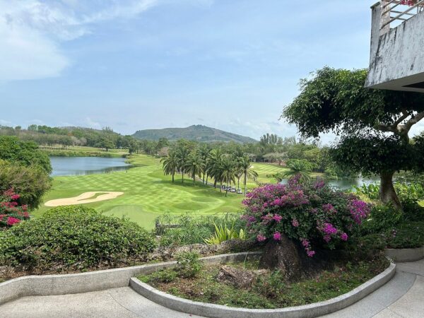 Overblik over Canyon golfbane fra balkon på Blue Canyon Country Club