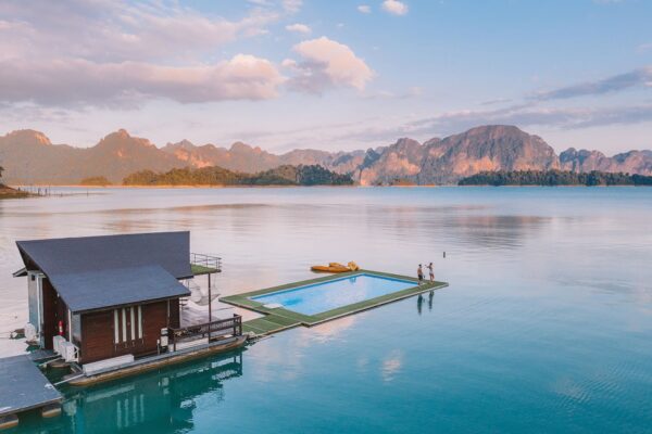 Flydende resort med swimmingpool beliggende i fredfyldt vandområde