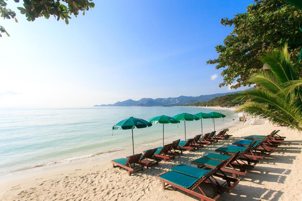 Koselig strandresort med solsenger og parasoller på sanden - Baan Chaweng Beach Resort &amp; Spa tilbyr en avslappende strandatmosfære i