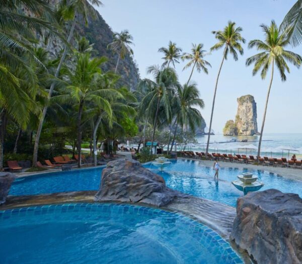 Centara Grand Beach Resort Krabi er et ideelt tilfluktssted med pittoresk og rolig havutsikt. På hotellet kan gjestene nyte en sjenerøs 