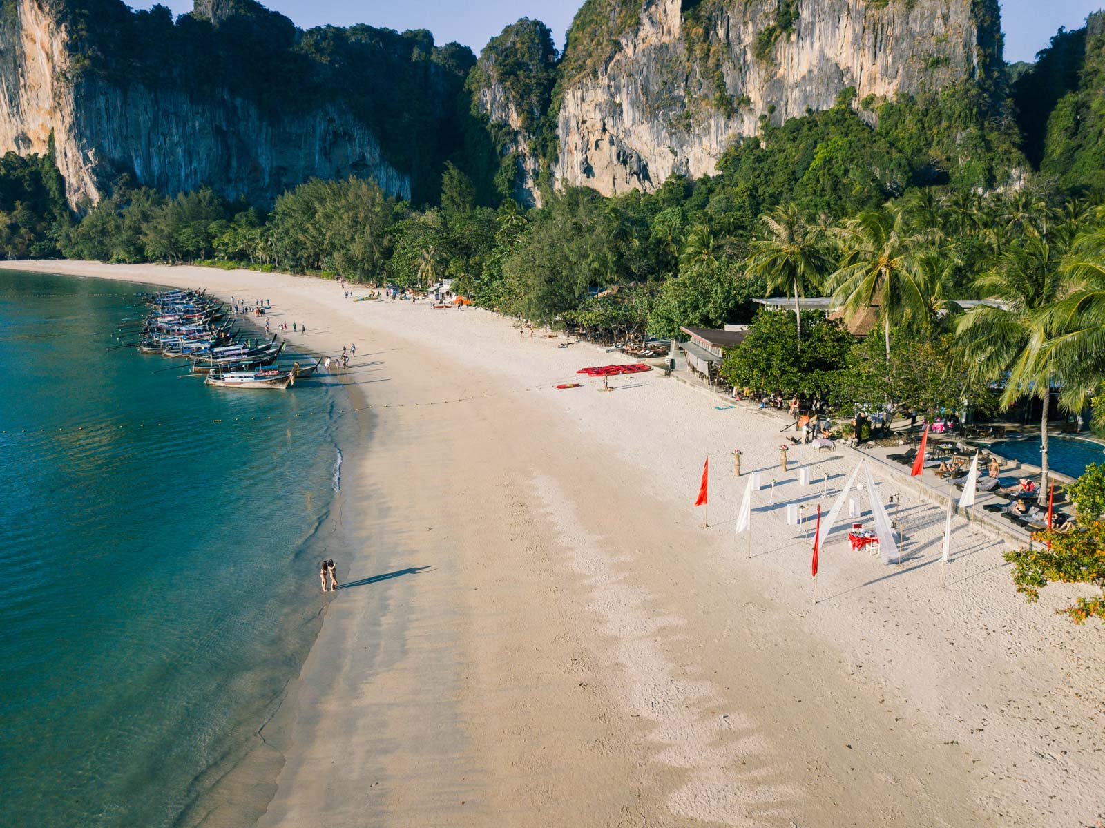 Oversiktsbilde av Railay Bay Resort, som ligger på en sandstrand på Phi Phi Island i Thailand.