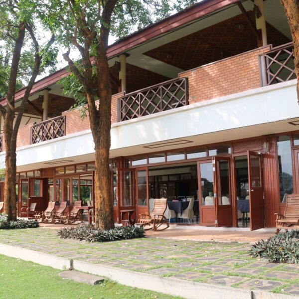 Hua Hin Country Club med balkon, omgivet af træer