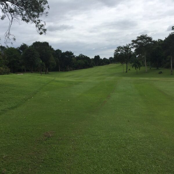 Se billedet af den smukke Kaeng Krachan Golf & Country Club beliggende i Hua Hin. Denne golfbane er omgivet af grønne træer og frodigt græs,