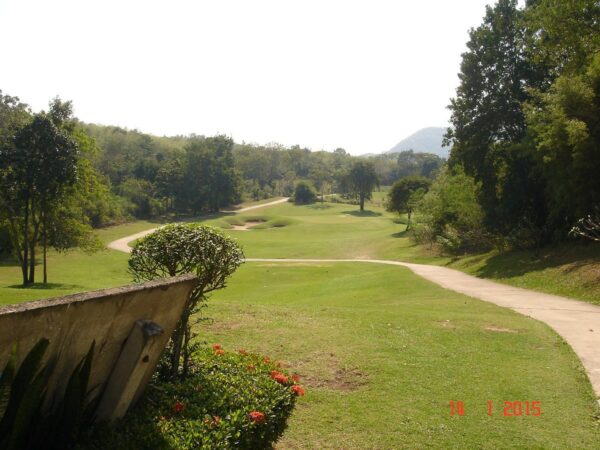Udsigt over frodigt grønt græs på Kaeng Krachan Golfbane i Thailand
