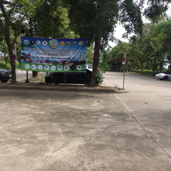 Parkerede bil med banner i Hua Hin parkeringsplads