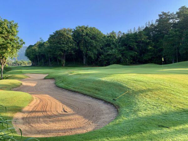 Phuket golfbane med sandbunkere og rigelige træer: Loch Palm Golf Club