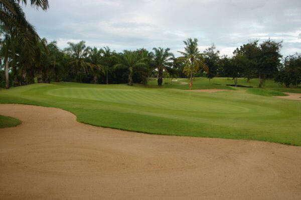 Majestic Creek Golf Course på Hua Hin Country Club: frodige grønne områder, uberørte fairways og velholdte grunde for en fremragende