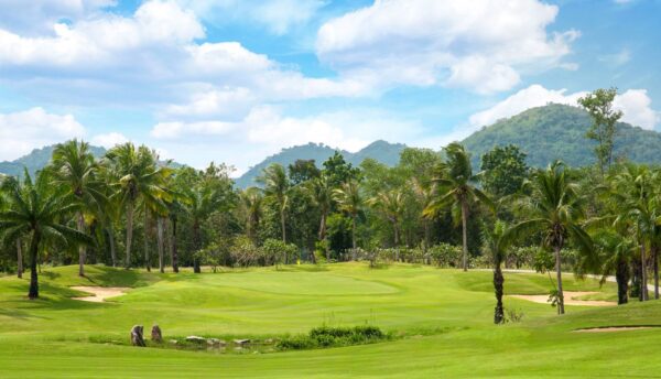 Billeder af Majestic Creek Golf & Country Club Hua Hin, golfbane omgivet af palmetræer og bjerge, beliggende i naturskønne omgivelser.