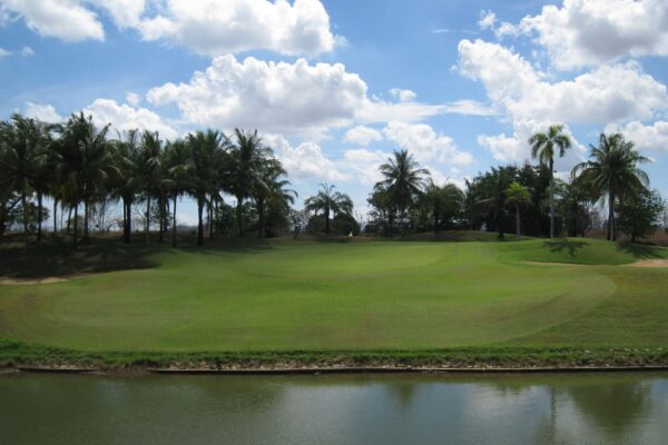 Majestic Creek Golf Club i Hua Hin byder på frodig natur med omkringliggende vandveje og farverige palmetræer. Golf- og landklubben, der er