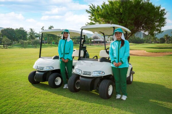Kvinder ved golfsportsvogne på Golf & Country Club