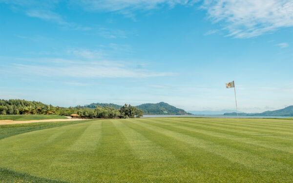 Mission Hills golfbane med flag i baggrunden