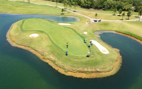 Overhead view af Mission Hills Golf Course nær vandområdet i Phuket