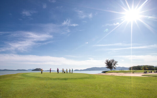 Golfkursus i Phuket: Gruppe af golfspillere på en golfbane