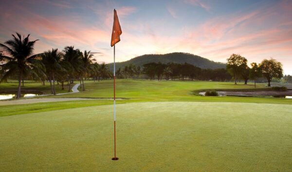 Palm Hills Golf Club i Hua Hin med flag på putting greenen.