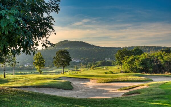 Overblik over Springfield Royal Golf & Country Club i Hua Hin med sandbunkers og træer. Billedet viser en velplejet golfbane.