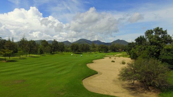 Hua Hin Golf & Country Club luftfoto med bjerge i baggrunden