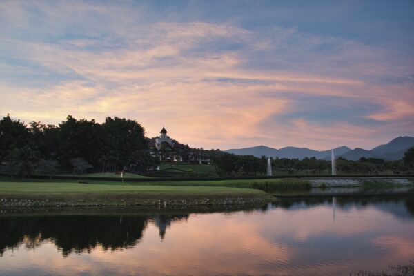 Golfbane i Hua Hin med bjerge i baggrunden