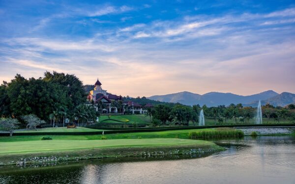 Golfbane ved Springfield Royal Country Club med bjerge i baggrunden og springvand