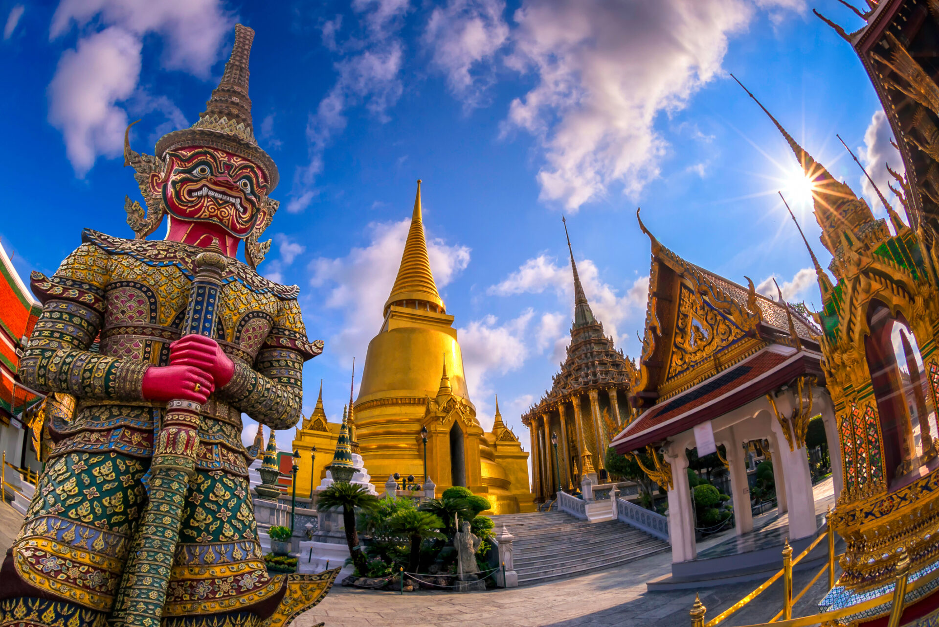 Opplev en unik kombinasjon av solfylte strandferier og spennende storbyferier på Grand Palace i Bangkok, Thailand. Palasset er et ikonisk
