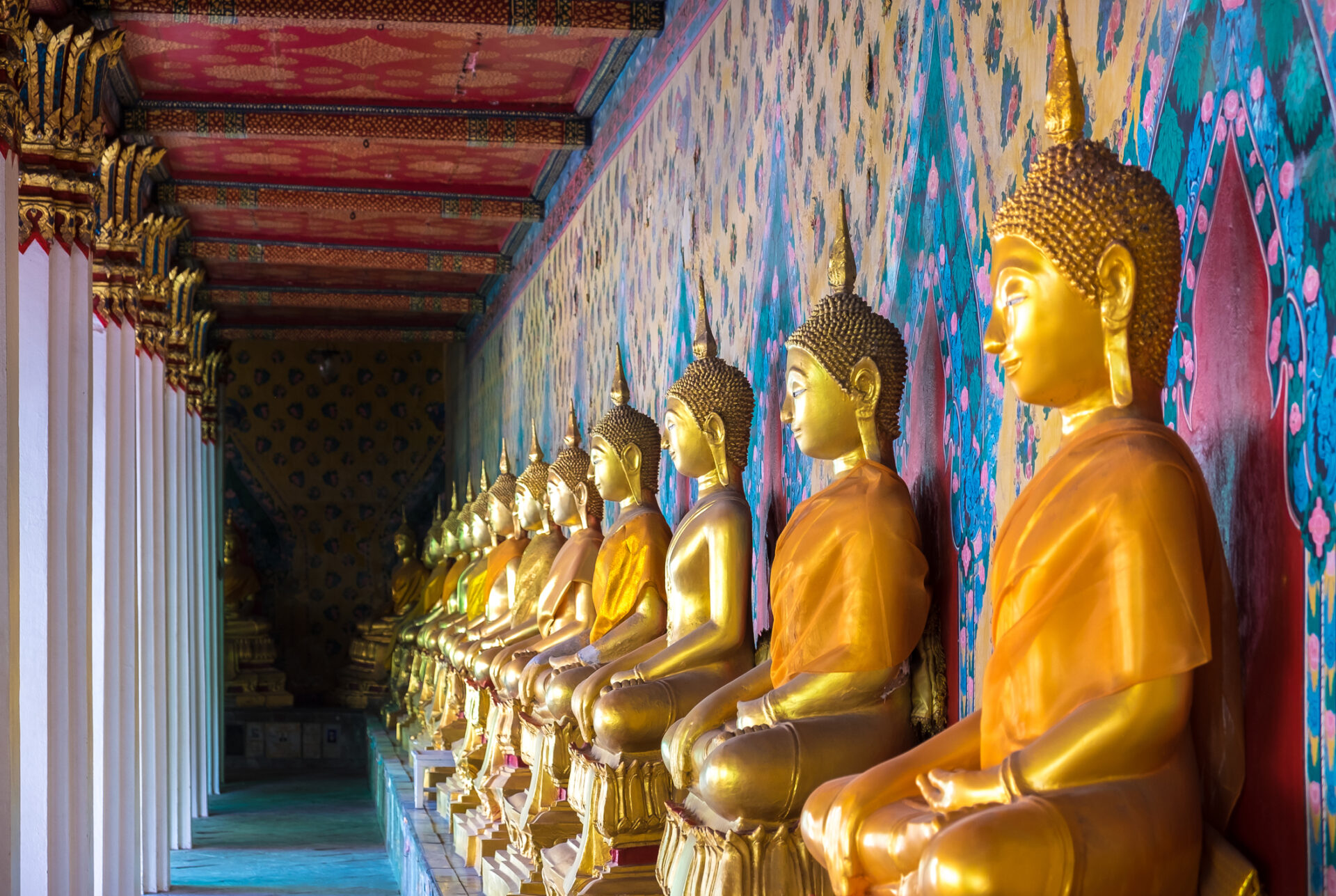 Tilfredsstill din spirituelle side med et besøk i Bangkoks templer, hvor du kan se en rekke gylne Buddha-statuer. Oppdag den rolige skjønnheten 