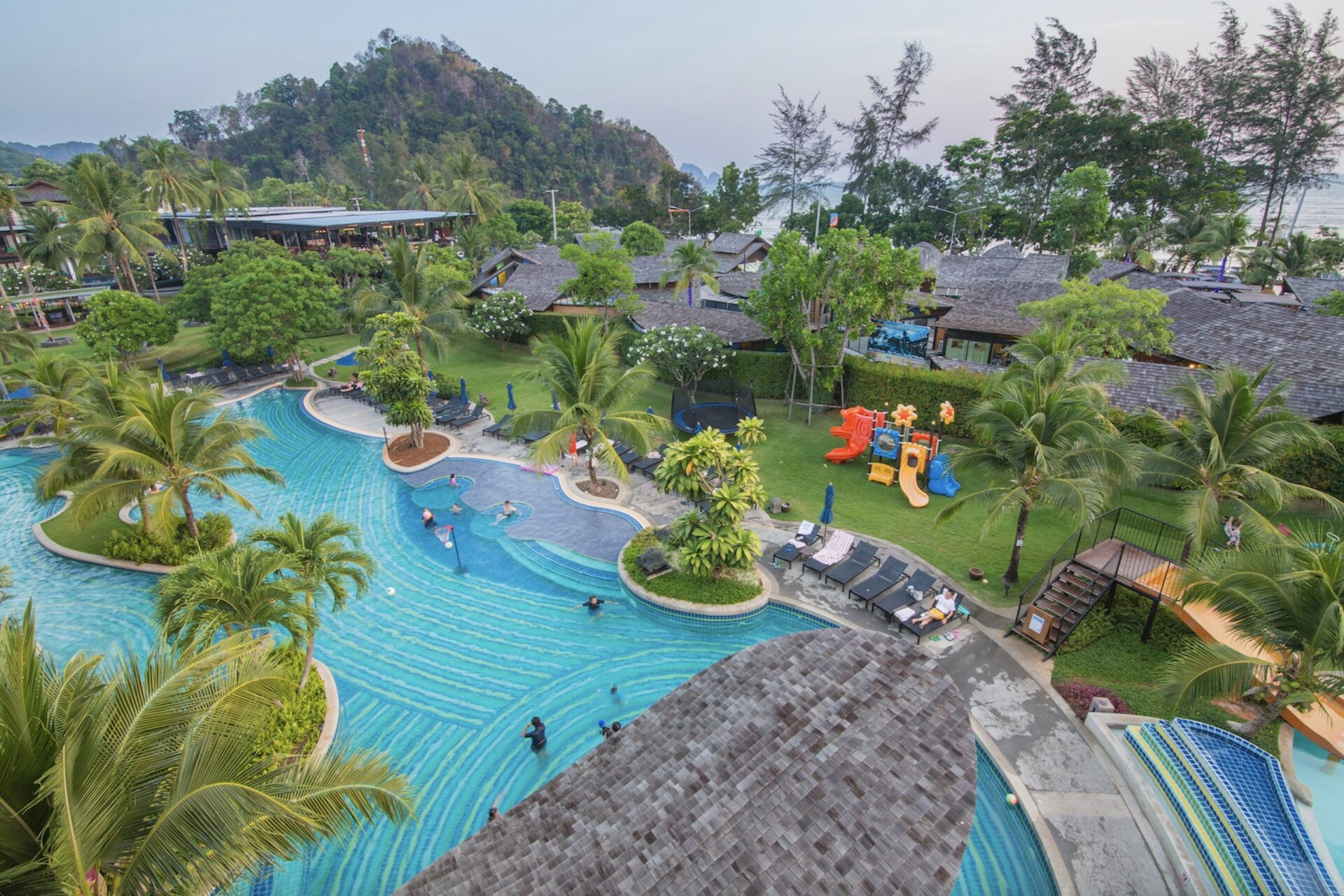 Utsikt over Holiday Inn Resort i Krabi, med svømmebasseng og utsikt til Ao Nang