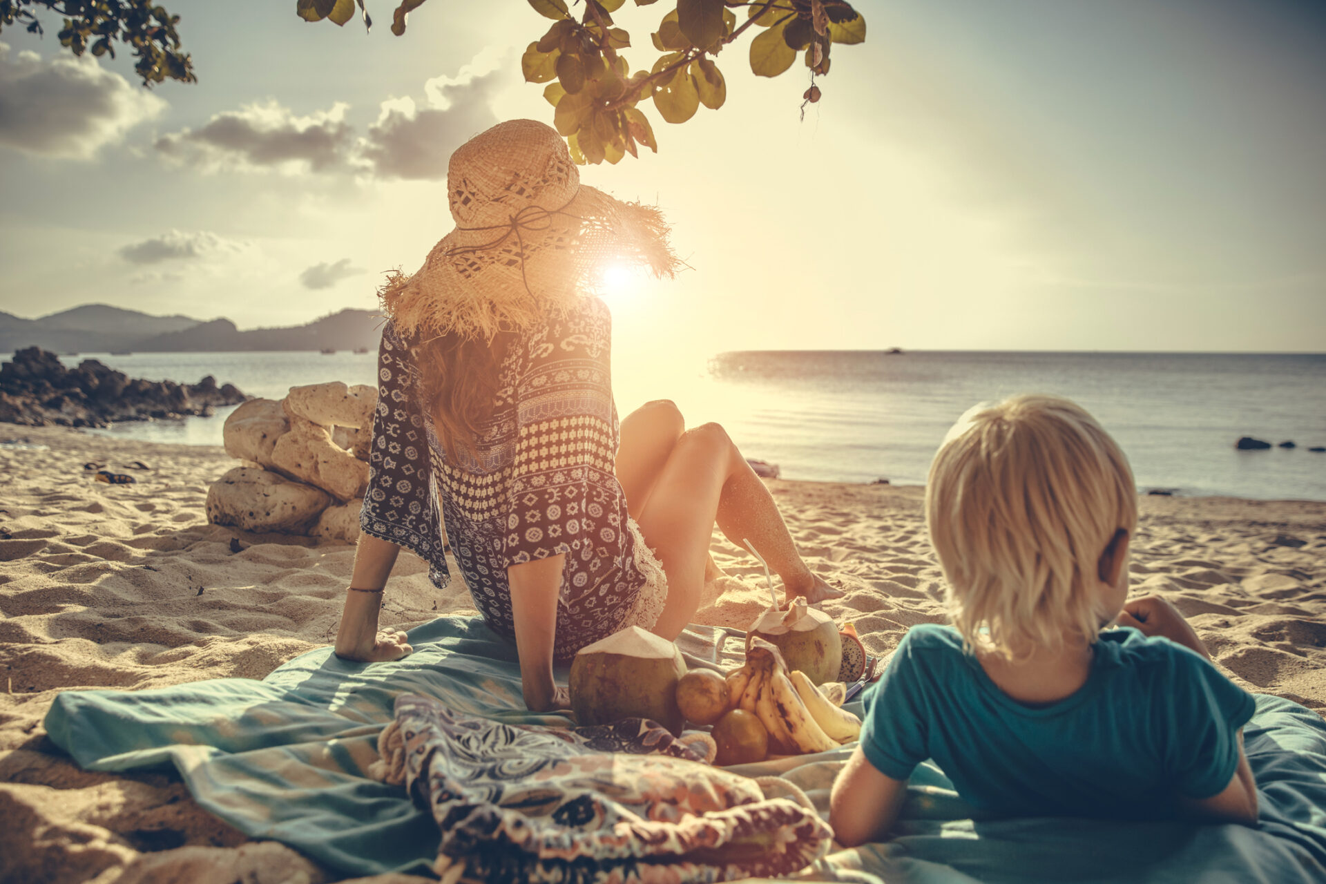 Familie på stranden i Thailand